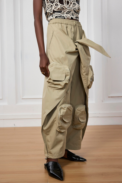 Effortlessly Elegant Pants with a Timeless Design