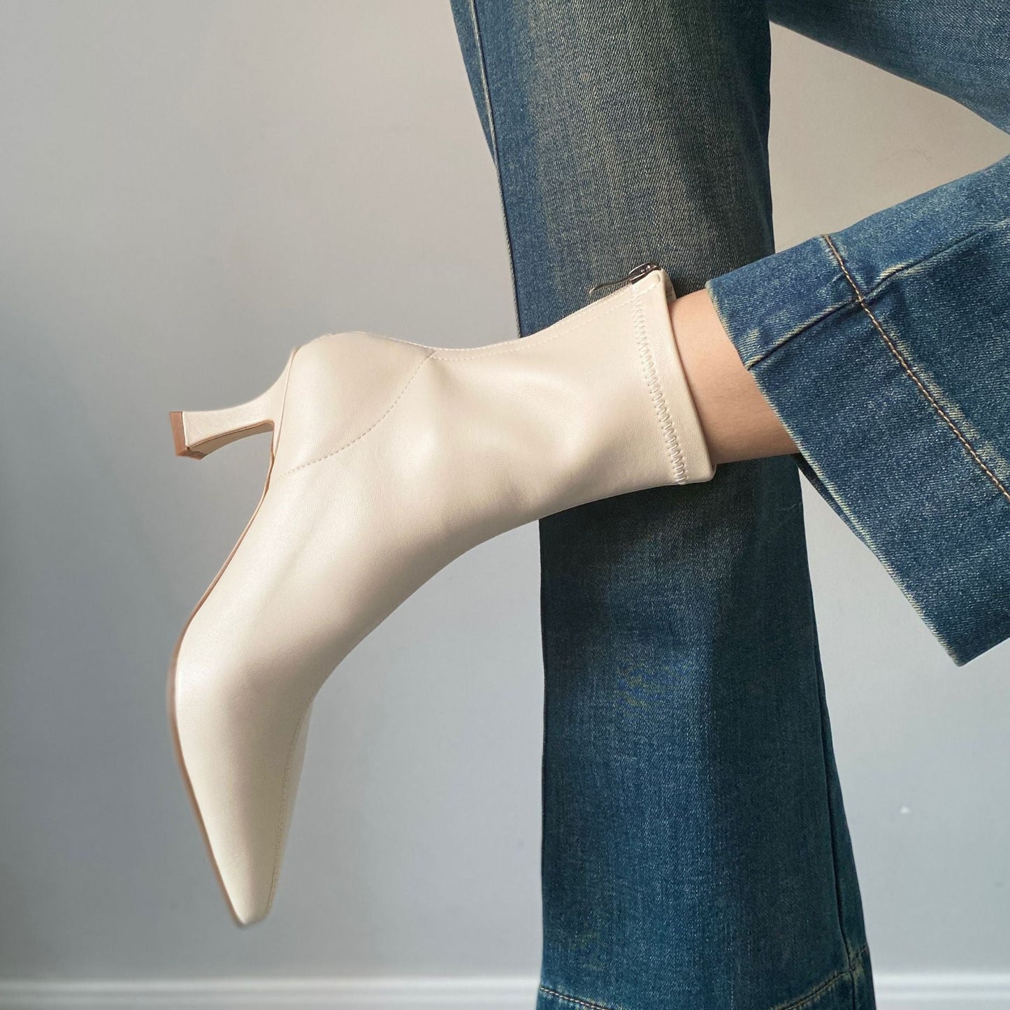 Effortlessly Elegant Boots with a Timeless Design