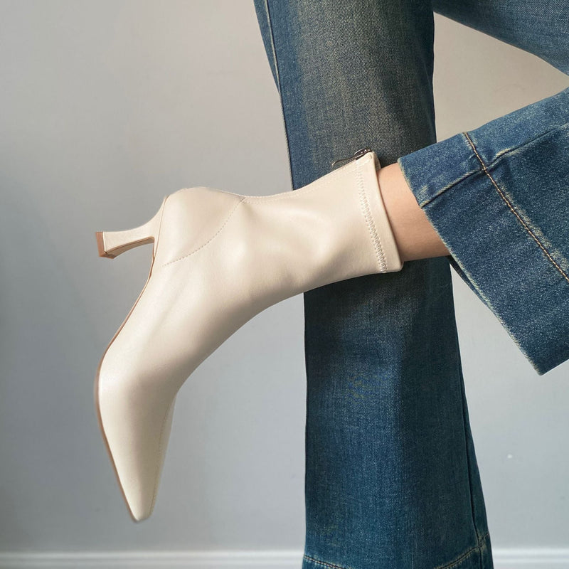 Effortlessly Elegant Boots with a Timeless Design