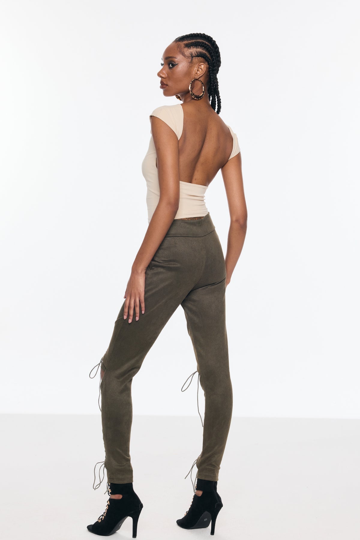 Effortlessly Elegant Pants with a Timeless Design