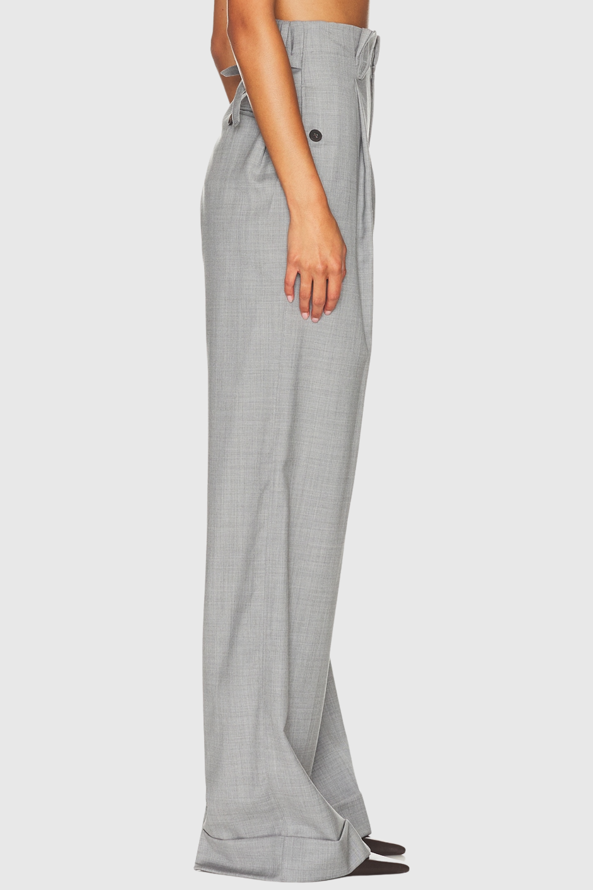 Well Tailored Trousers with a Graceful Silhouette