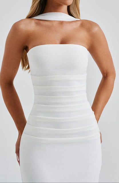 Beautifully Finished Dress in a Timeless Design