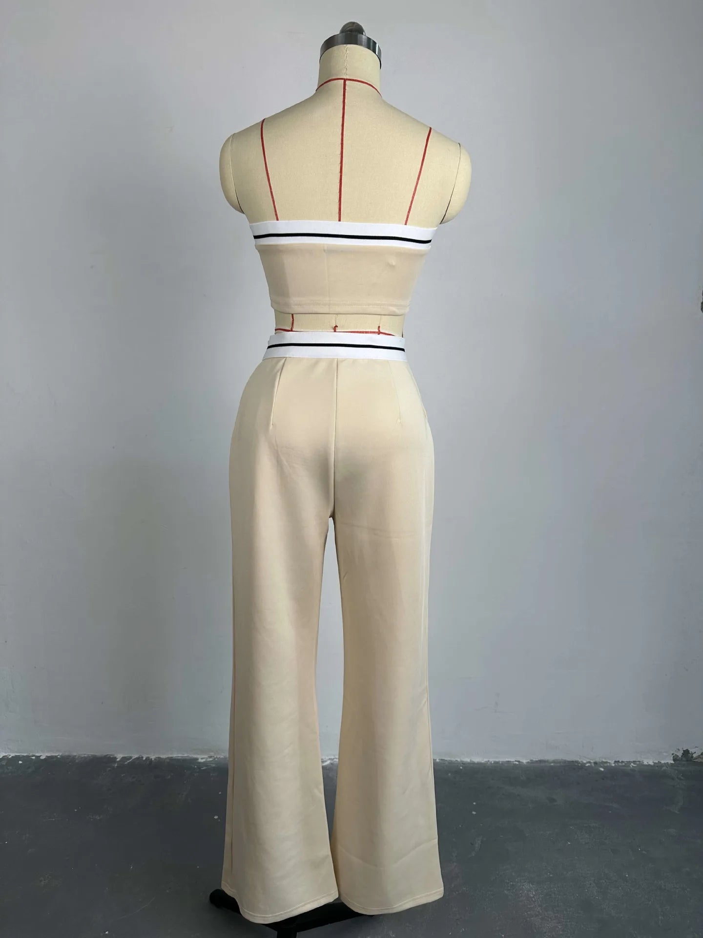 Well Tailored Pants with a Graceful Silhouette