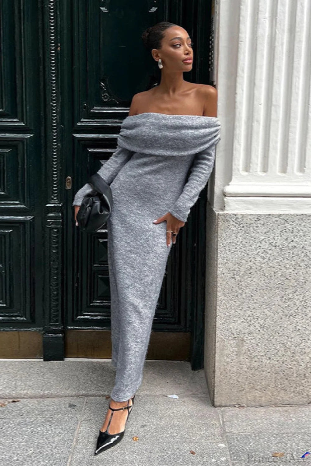 Beautifully Finished Dress in a Timeless Design