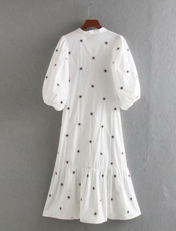 Effortlessly Elegant Dress with a Timeless Design