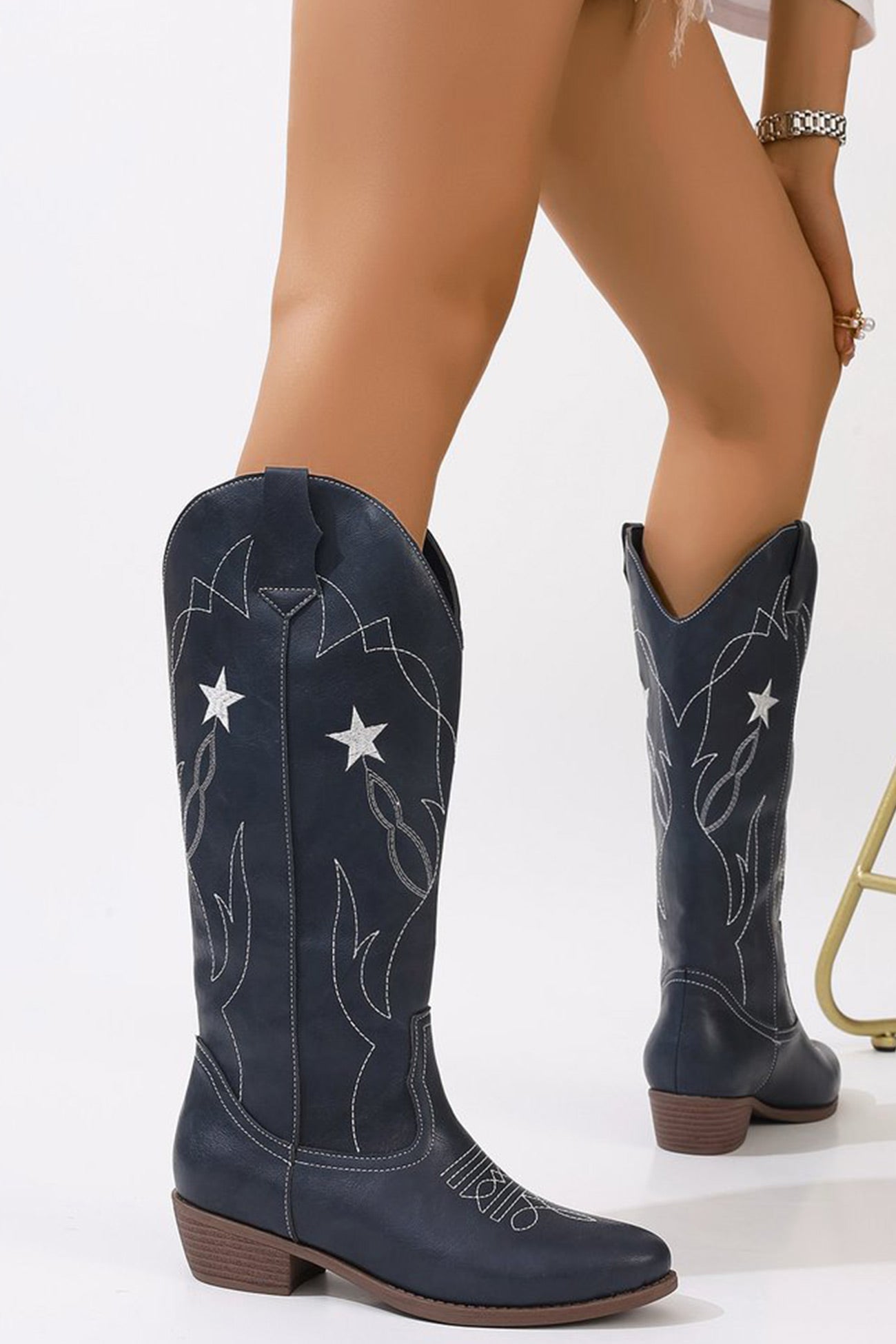 Effortlessly Elegant Boots with a Timeless Design