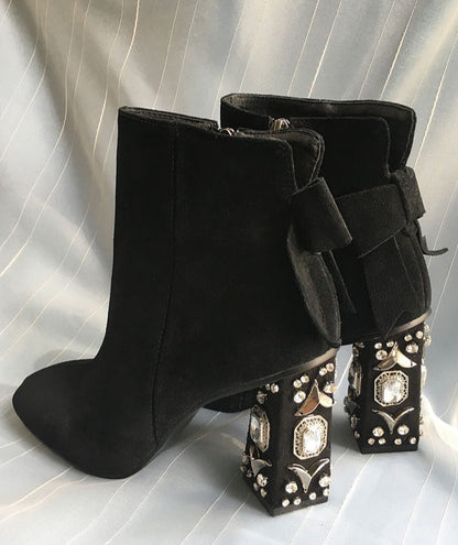 Effortlessly Elegant Heels with a Timeless Design