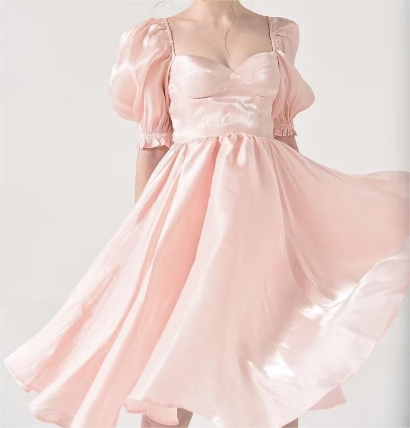 Well Tailored Dress with a Graceful Silhouette