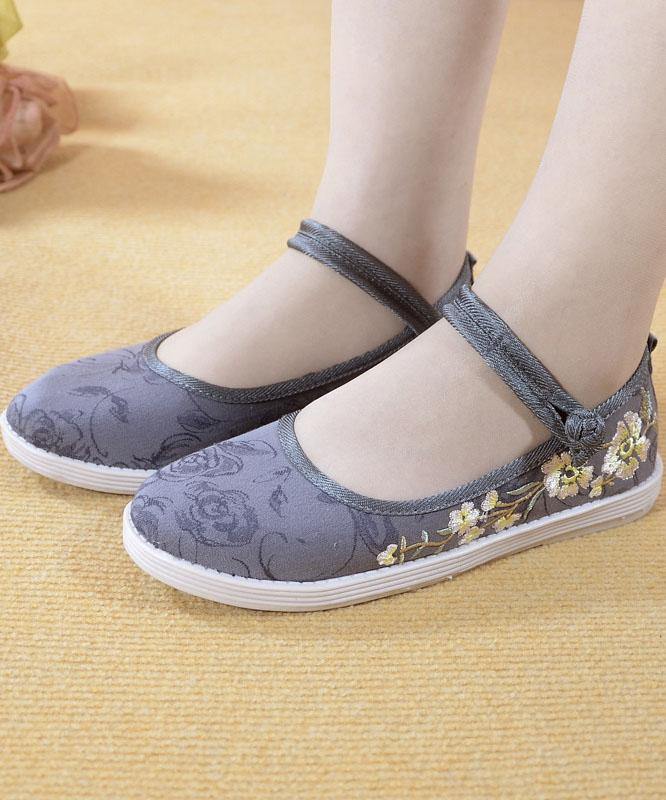 Effortlessly Elegant Shoes with a Timeless Design
