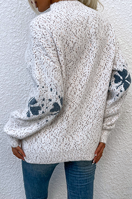 Well Tailored Sweater with a Graceful Silhouette