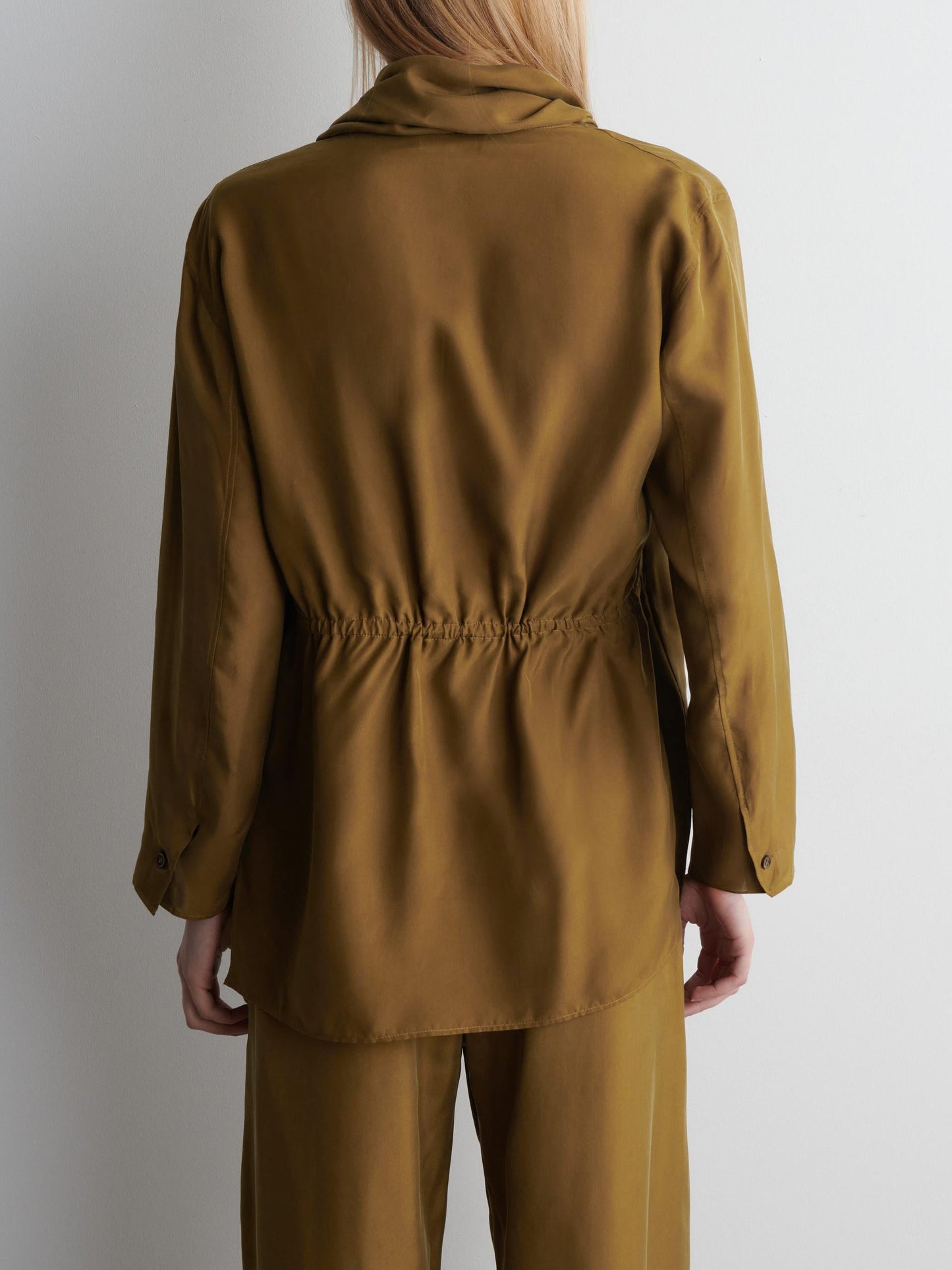 Effortlessly Elegant Pants with a Timeless Design