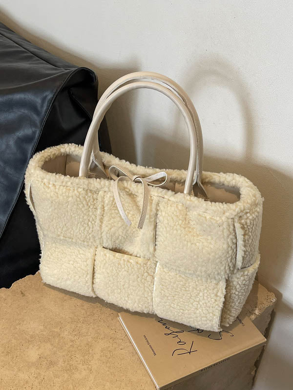Gracefully Styled Bag for Any Occasion