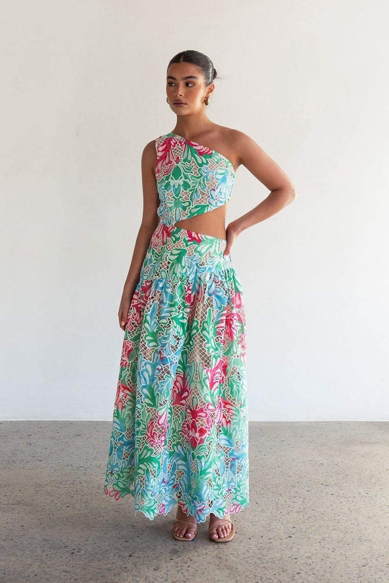 Well Tailored Dress with a Graceful Silhouette