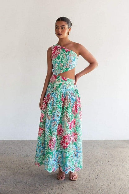 Well Tailored Dress with a Graceful Silhouette