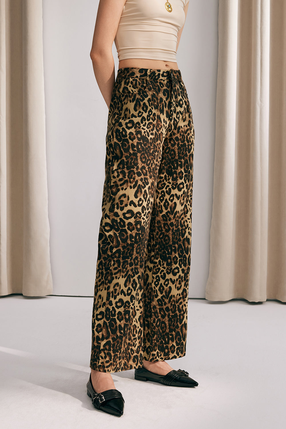Effortlessly Elegant Pants with a Timeless Design