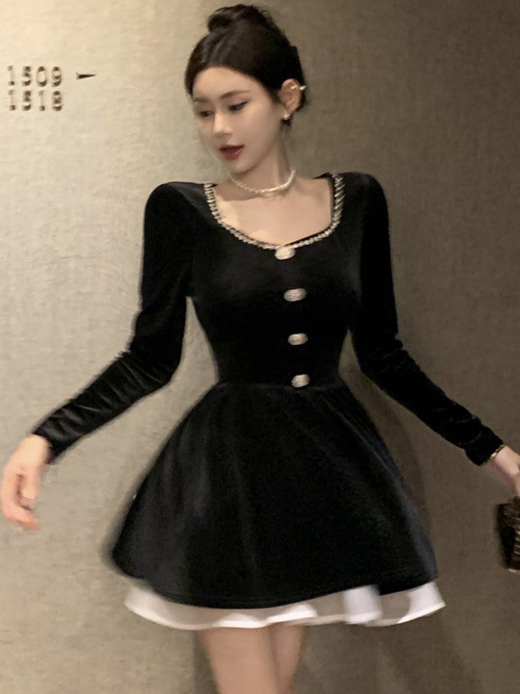 Beautifully Finished Dress in a Timeless Design
