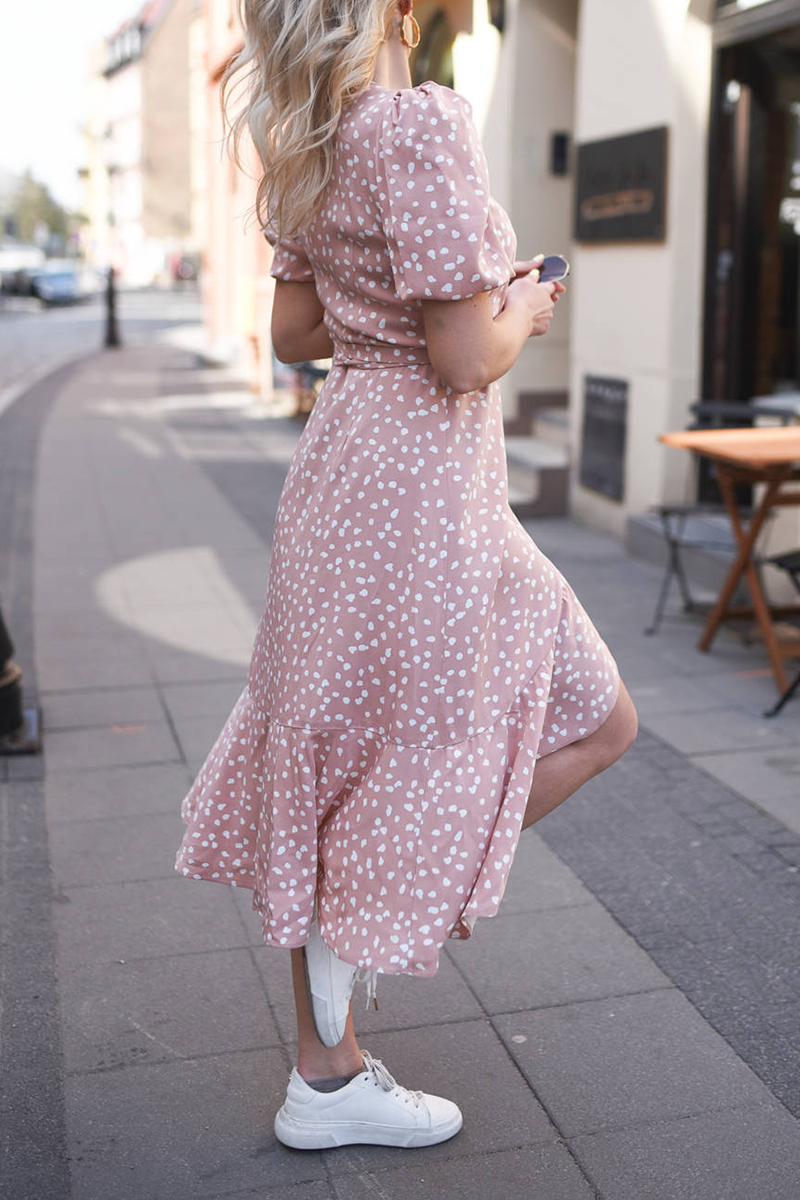 Effortlessly Elegant Dress with a Timeless Design
