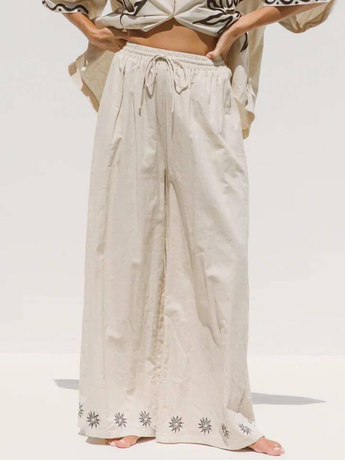 Effortlessly Elegant Pants with a Timeless Design