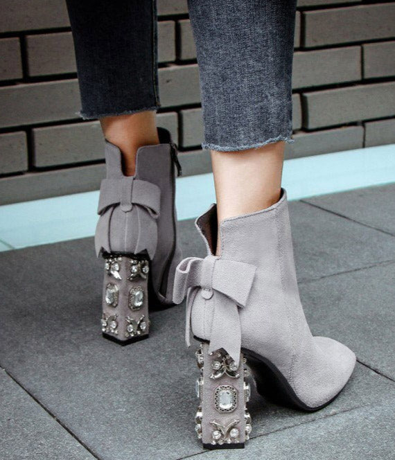 Effortlessly Elegant Heels with a Timeless Design