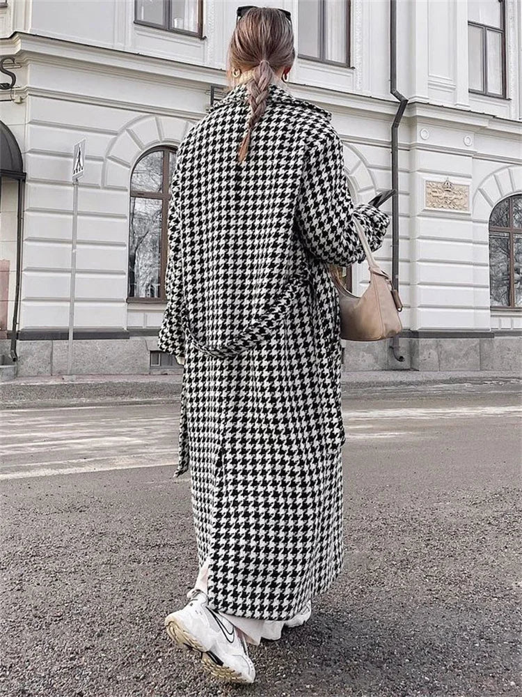 Well Tailored Coat with a Graceful Silhouette