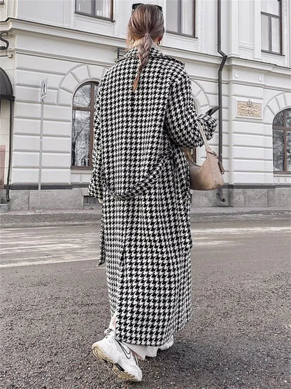 Well Tailored Coat with a Graceful Silhouette