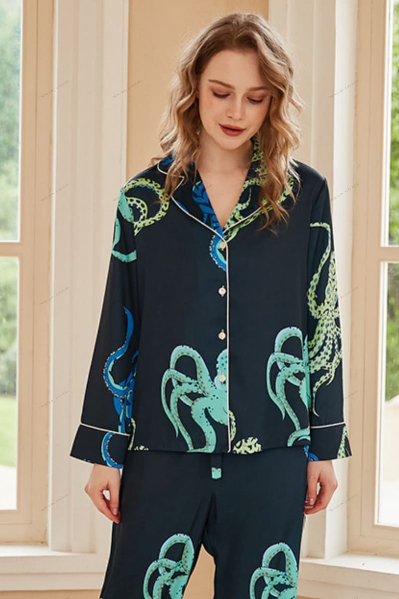 Well Tailored Top with a Graceful Silhouette