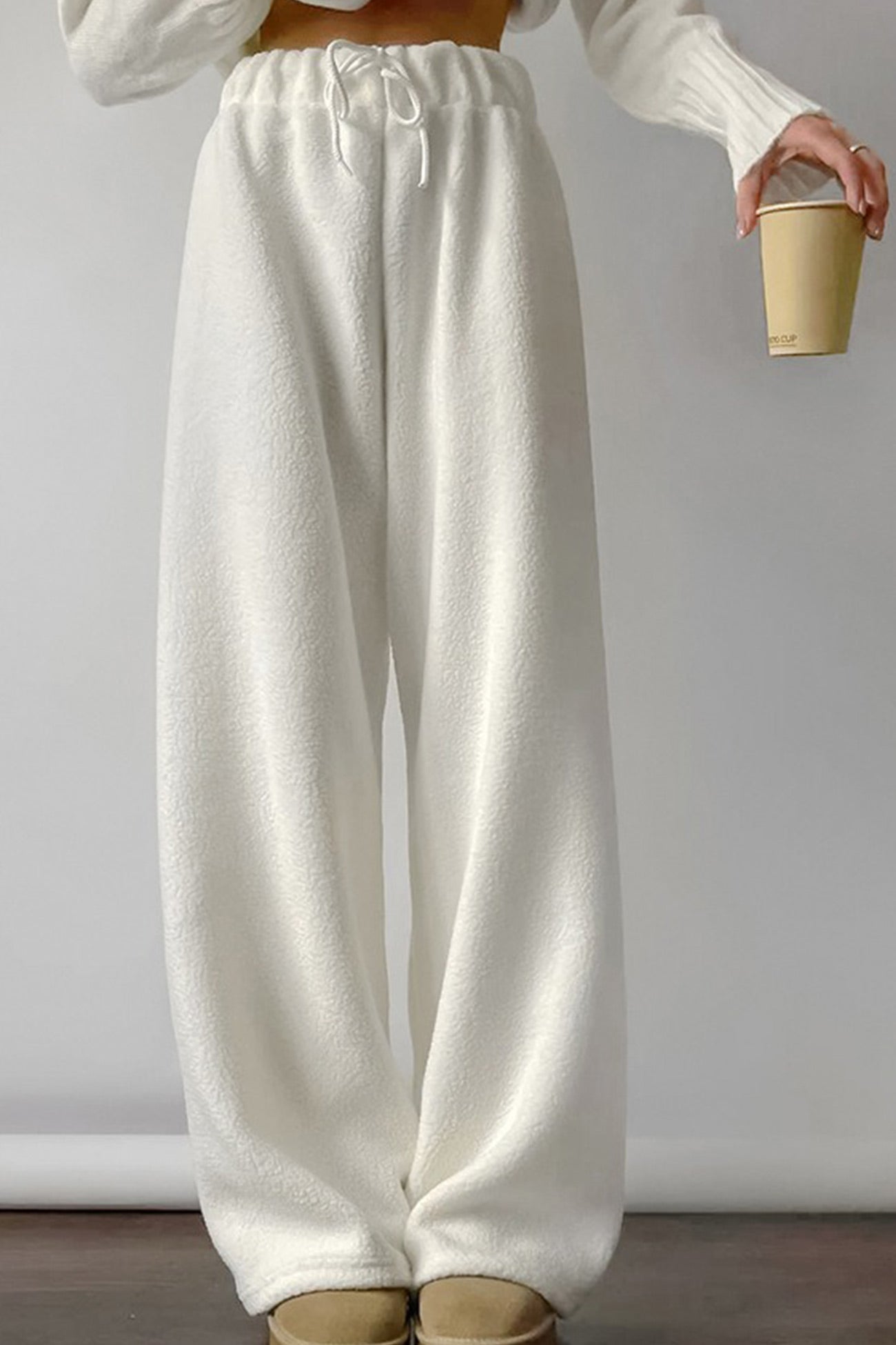 Effortlessly Elegant Pants with a Timeless Design