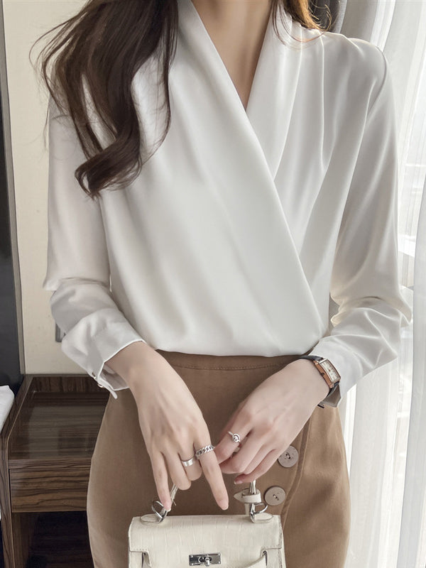 Classic Vintage Blouse with a Flattering Fit