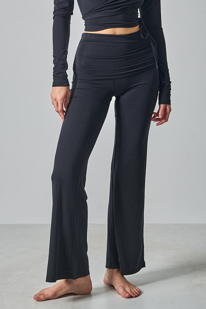 Effortlessly Elegant Pants with a Timeless Design
