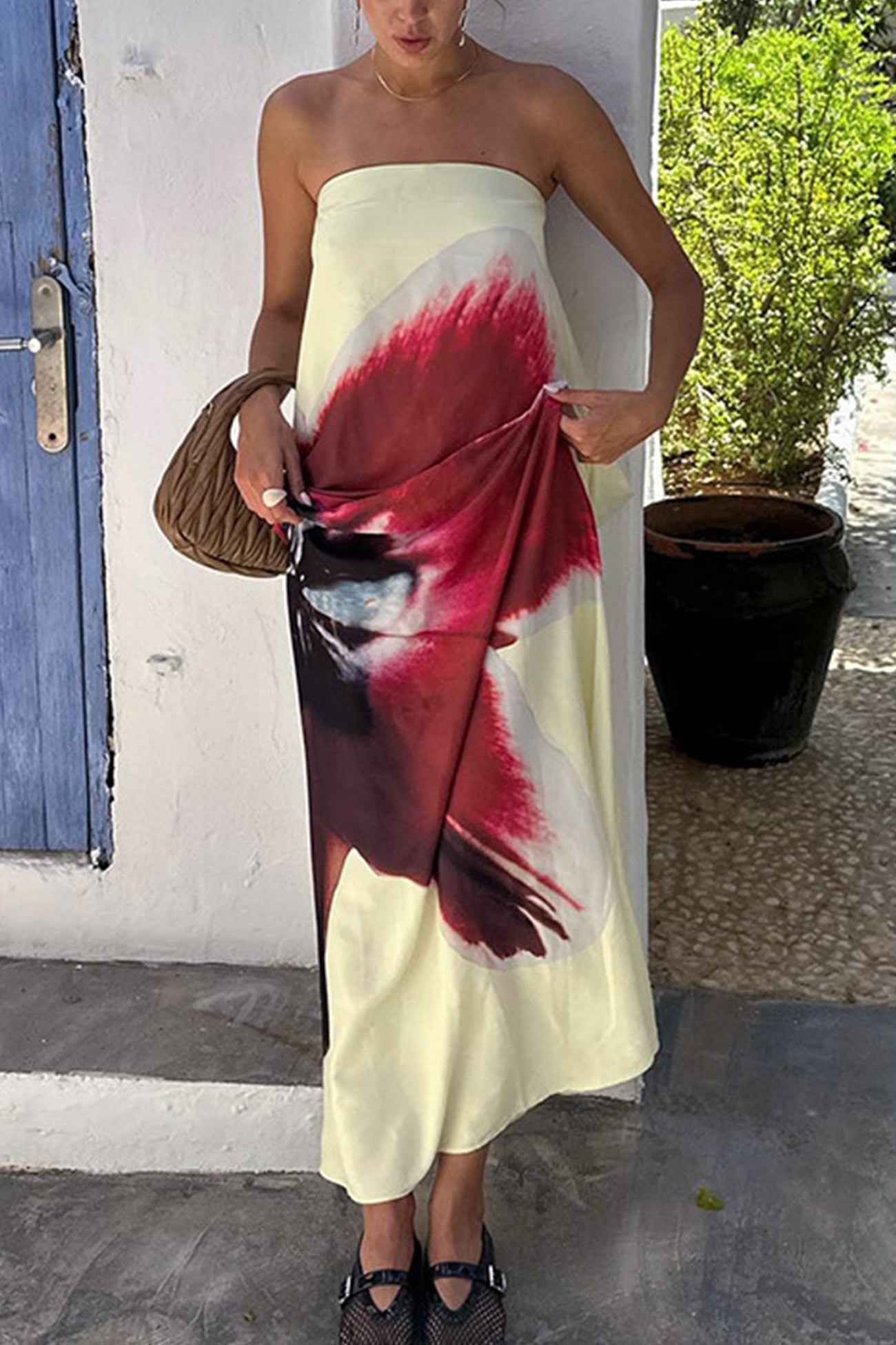 Beautifully Finished Dress in a Timeless Design