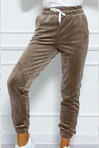 Well Tailored Pants with a Graceful Silhouette
