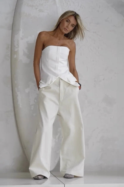 Effortlessly Elegant Pants with a Timeless Design