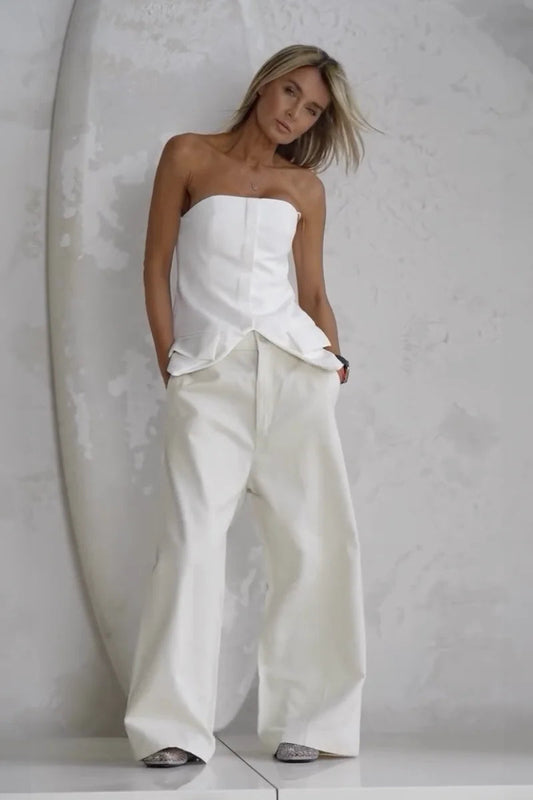 Effortlessly Elegant Pants with a Timeless Design