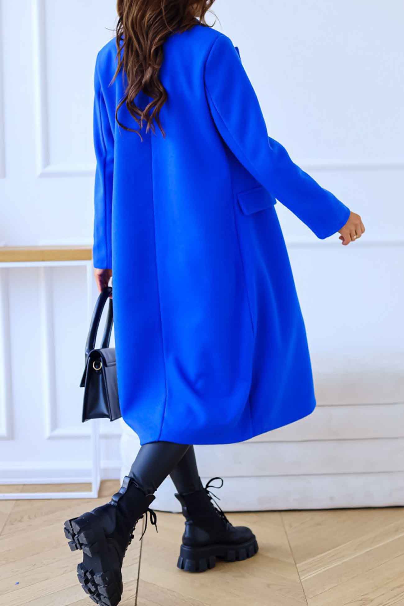 Well Tailored Coat with a Graceful Silhouette