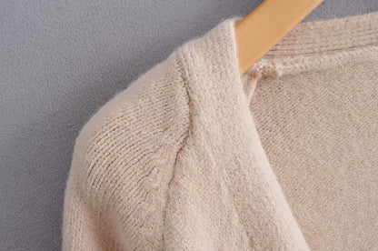 Well Tailored Cardigan with a Graceful Silhouette