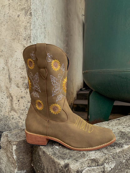 Elegantly Styled Boots for Everyday Wear
