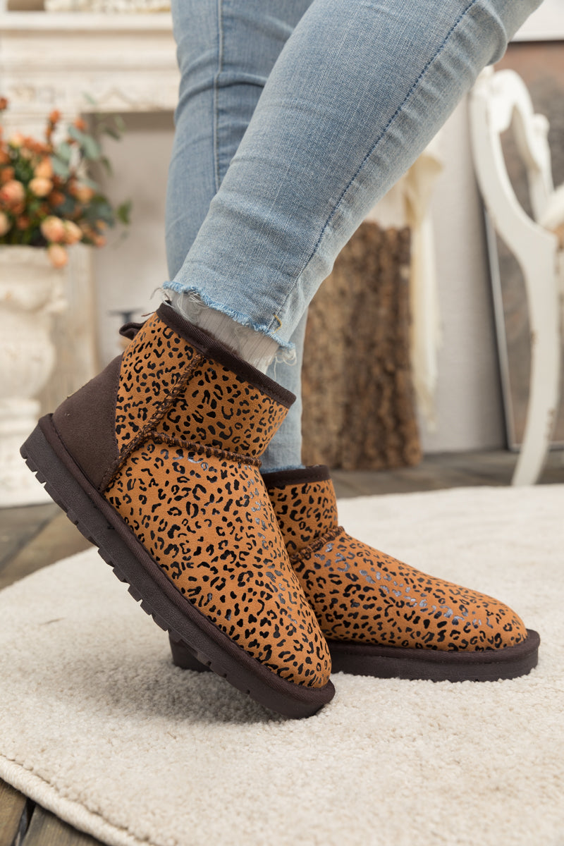 Effortlessly Elegant Boots with a Timeless Design