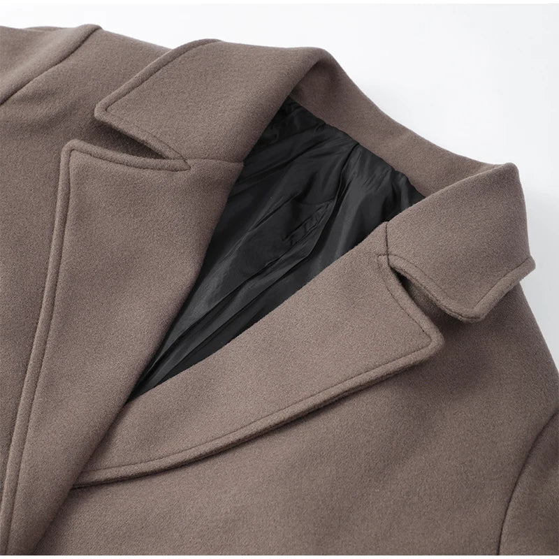 Well Tailored Coat with a Graceful Silhouette