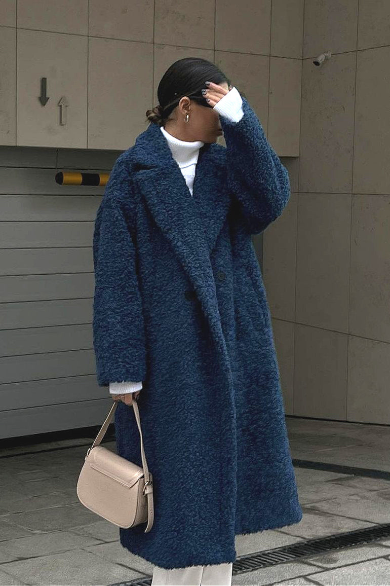 Well Tailored Coat with a Graceful Silhouette