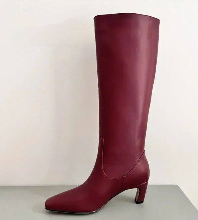 Effortlessly Elegant Boots with a Timeless Design