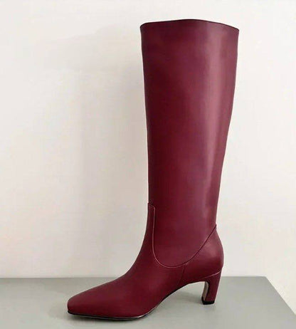 Effortlessly Elegant Boots with a Timeless Design