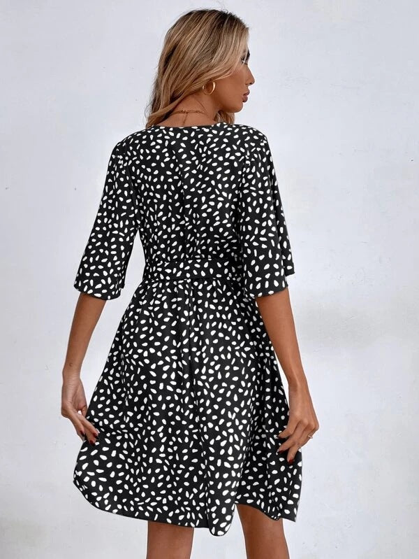 Effortlessly Elegant Dress with a Timeless Design