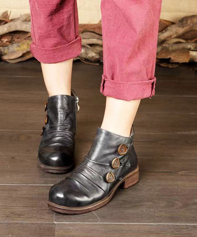 Effortlessly Elegant Boots with a Timeless Design