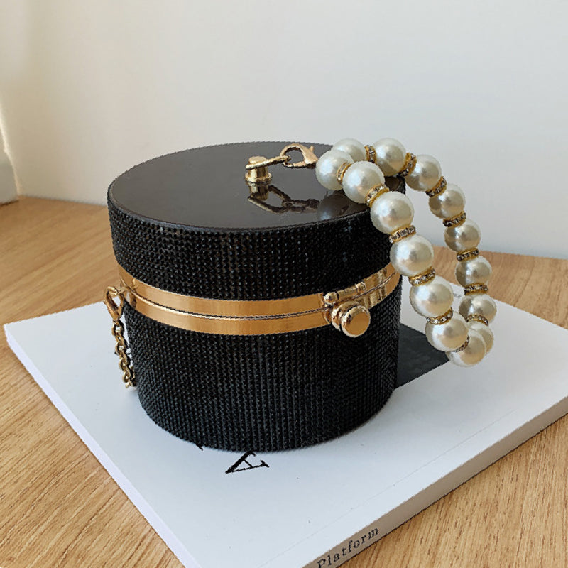 Well Tailored Bag with a Graceful Silhouette