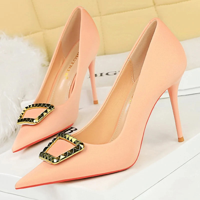 Effortlessly Elegant Shoes with a Timeless Design