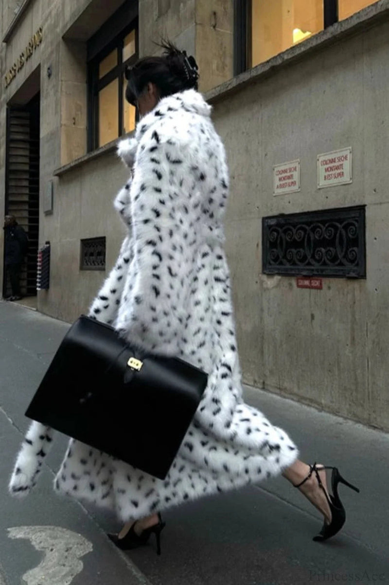 Effortlessly Elegant Coat with a Timeless Design