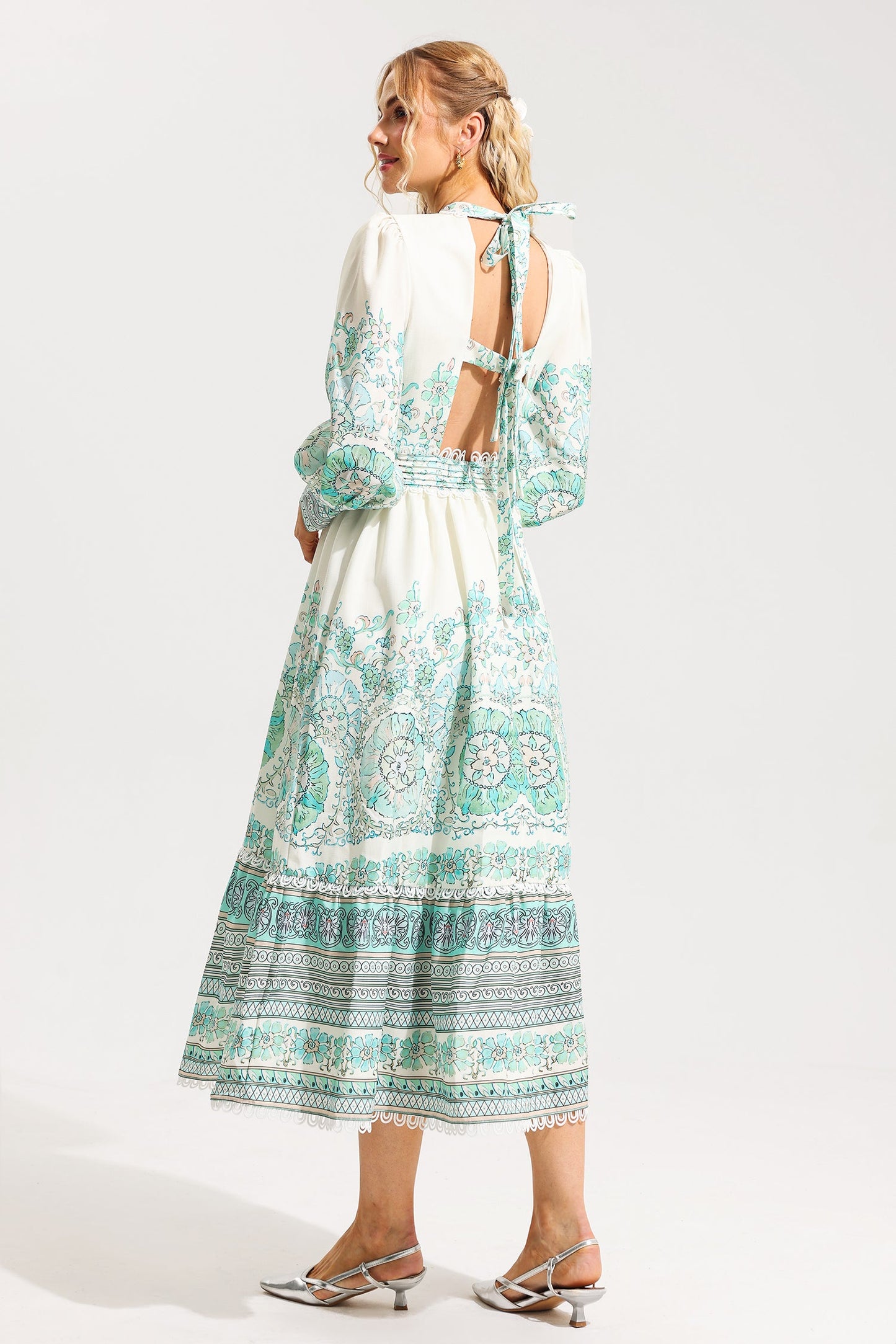 Well Tailored Dress with a Graceful Silhouette
