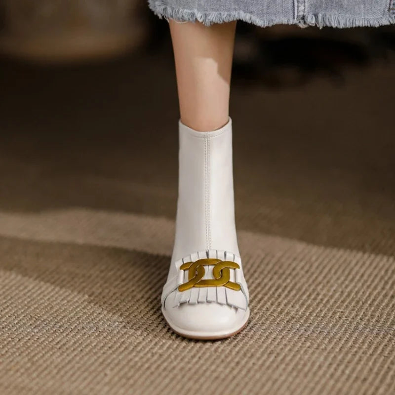 Effortlessly Elegant Boots with a Timeless Design