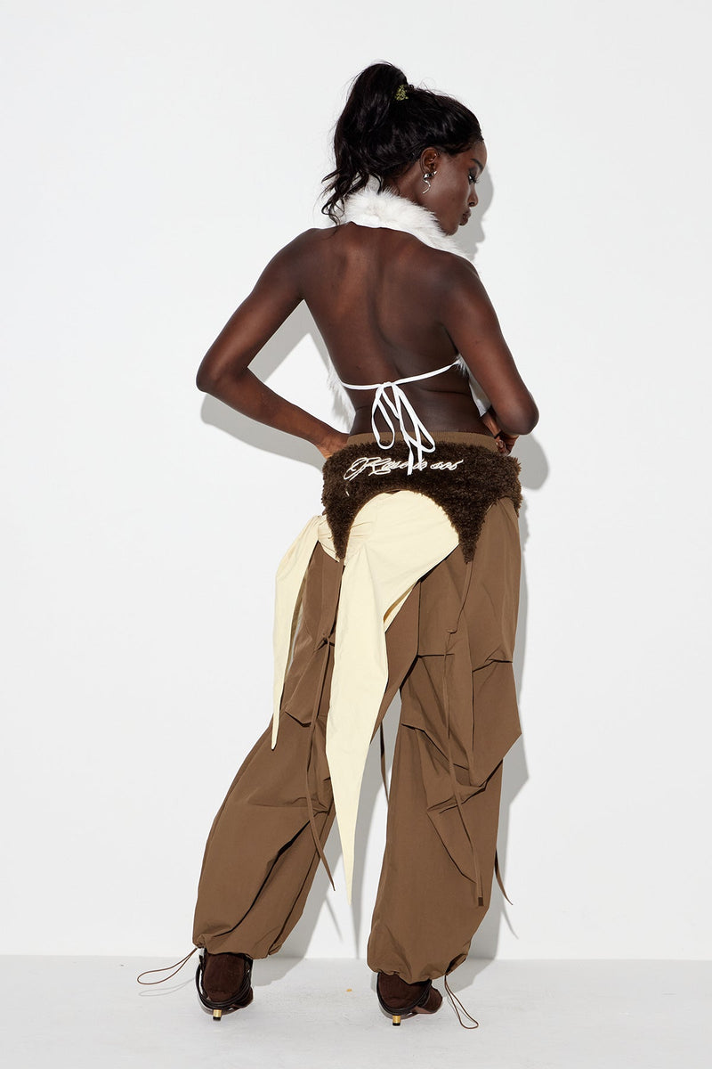 Effortlessly Elegant Pants with a Timeless Design