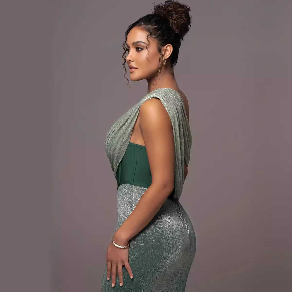 Well Tailored Dress with a Graceful Silhouette